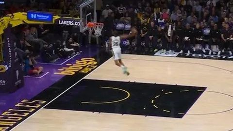 “冰球赛开场美国加拿大发生三起冲突，央视新闻客户端视频全程记录”